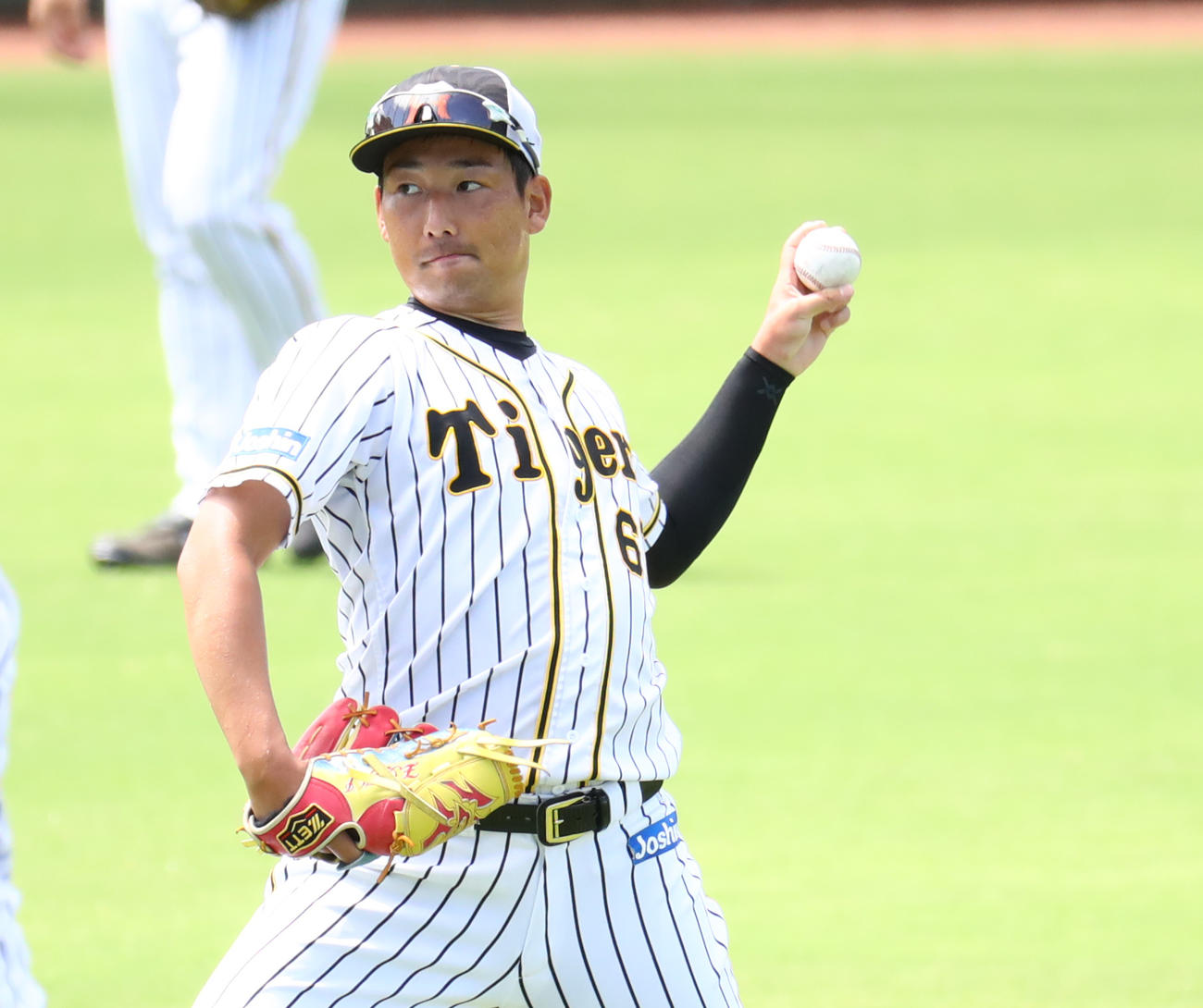 鳴尾浜でキャッチボールする岩崎（代表撮影）