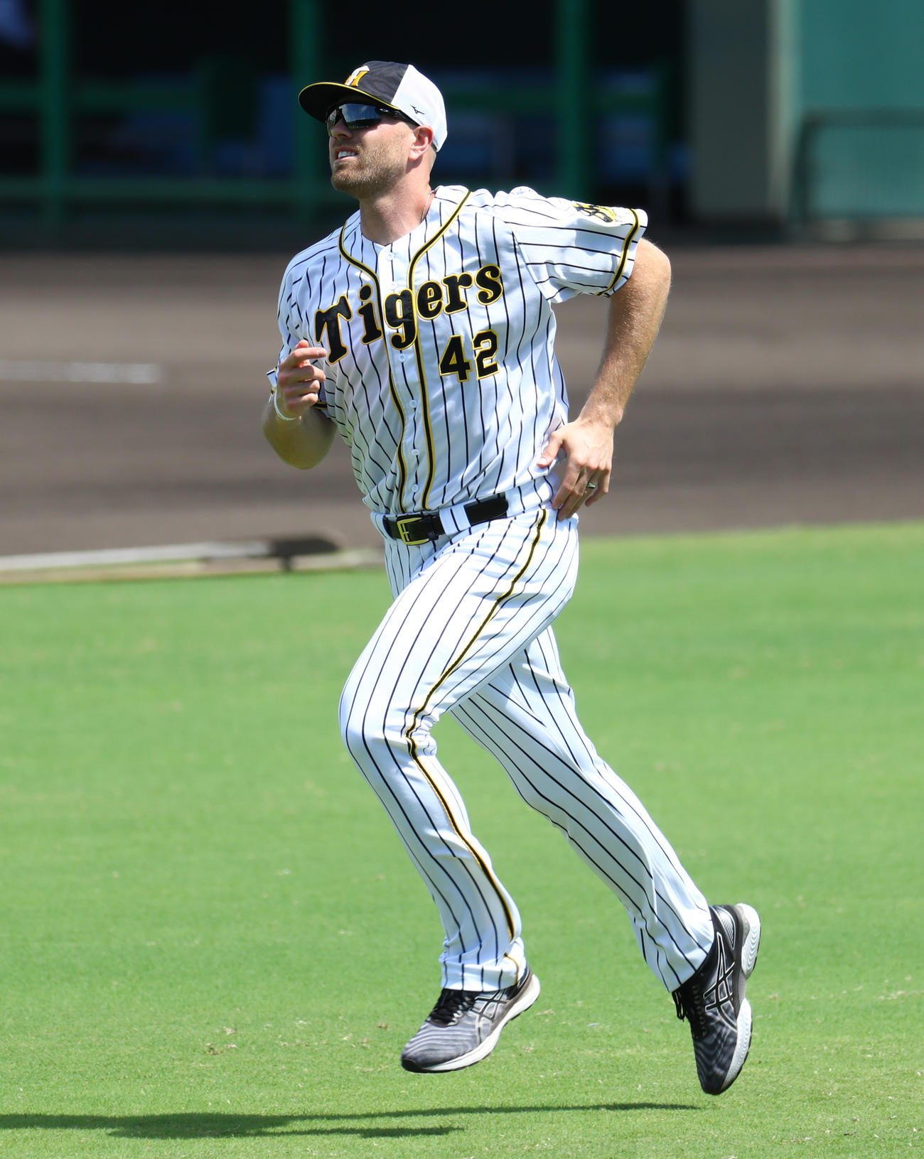 鳴尾浜で調整するエドワーズ（代表撮影）