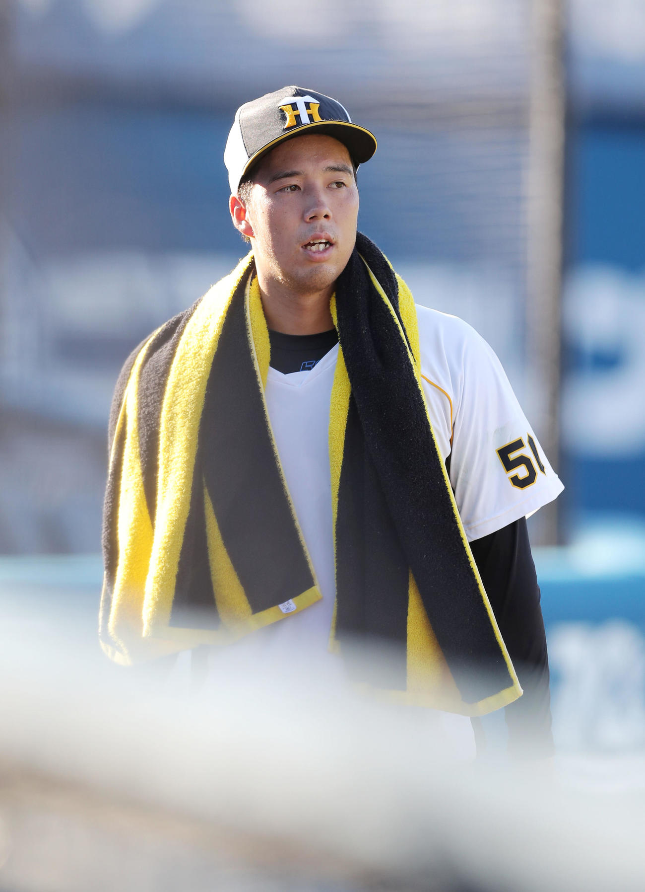 DeNA対阪神　試合前練習を終え引き揚げる阪神青柳（撮影・前田充）