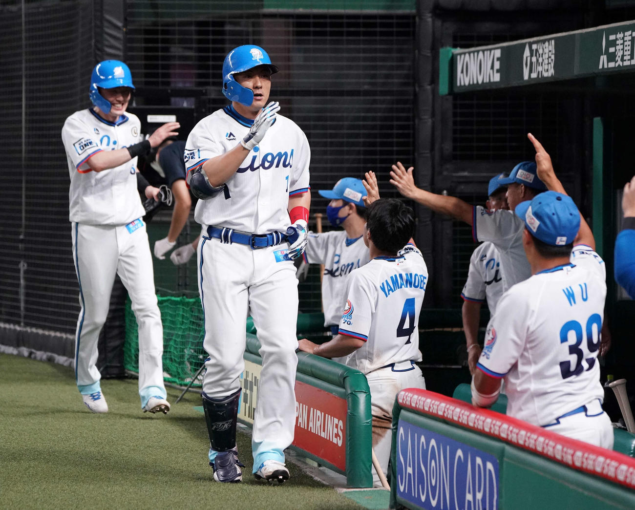 西武対楽天　4回裏西武無死一塁、右越え2点本塁打を放ちエアタッチを交わす栗山（左から2人目）（撮影・足立雅史）