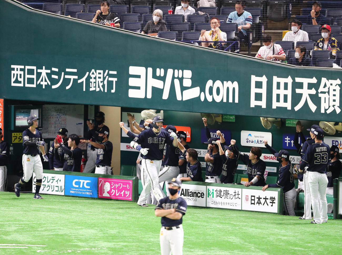 5回表オリックス2死満塁、T－岡田は右中間に逆転となる満塁本塁打を放ちベンチのナインとグータッチ（撮影・梅根麻紀）