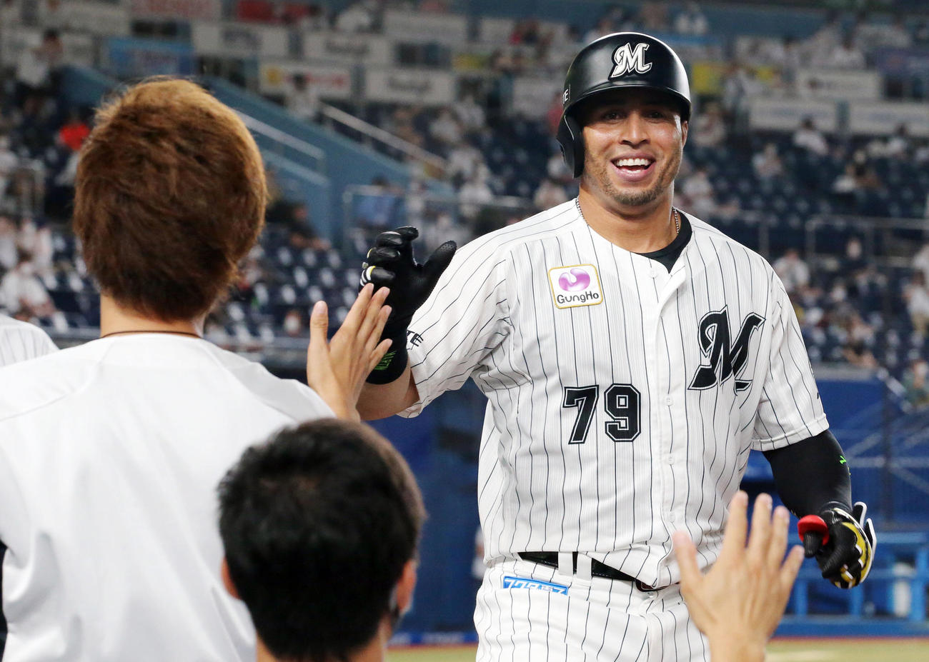 ロッテ対日本ハム　5回裏ロッテ2死一、三塁、逆転の右越え3点本塁打を放ったマーティンはナインの出迎えを受ける（撮影・垰建太）