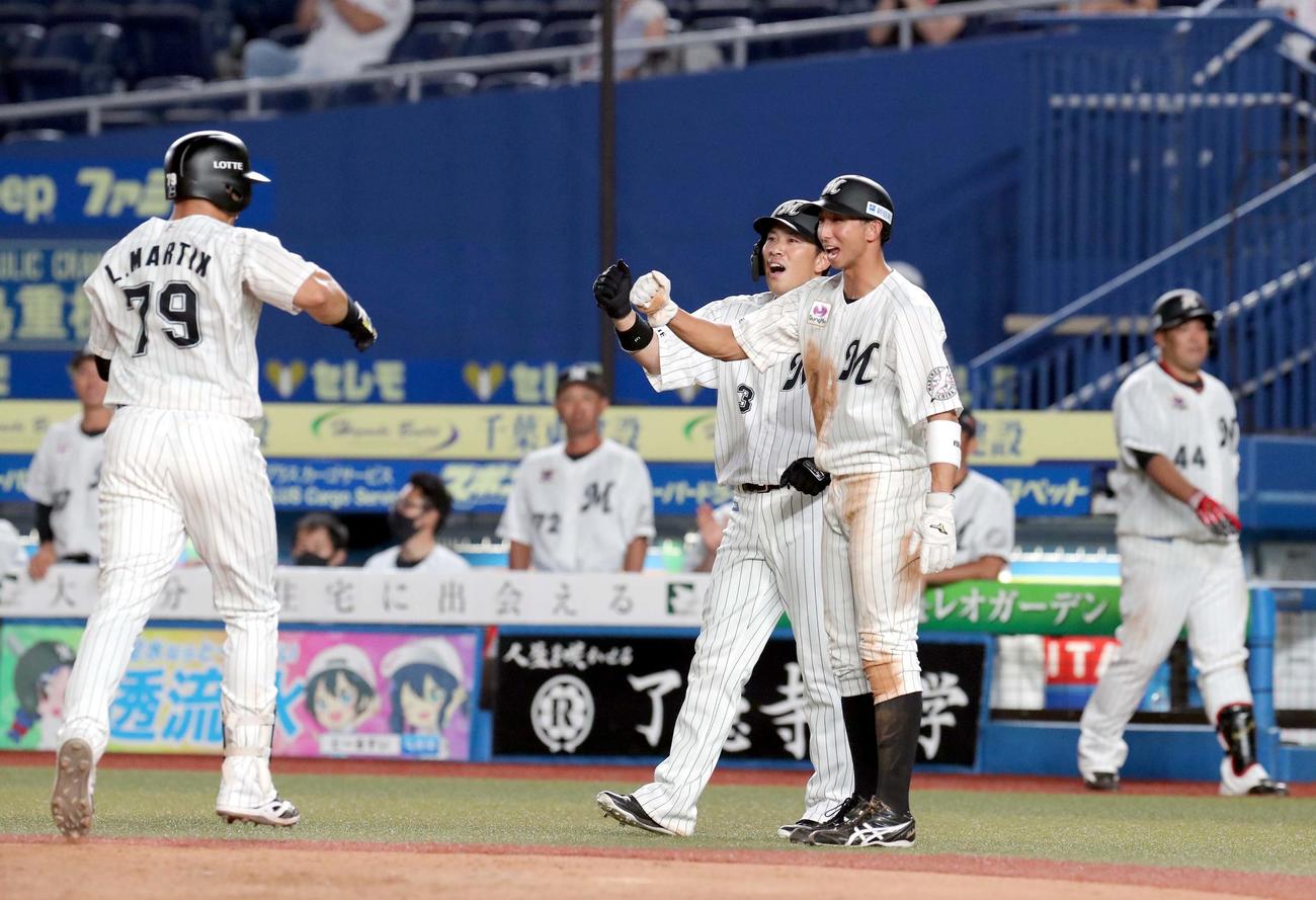 ロッテ対日本ハム　5回裏ロッテ2死一、三塁、逆転となる右越え3点本塁打を放ったマーティン（左）を出迎える角中と福田（右）（撮影・佐藤翔太）
