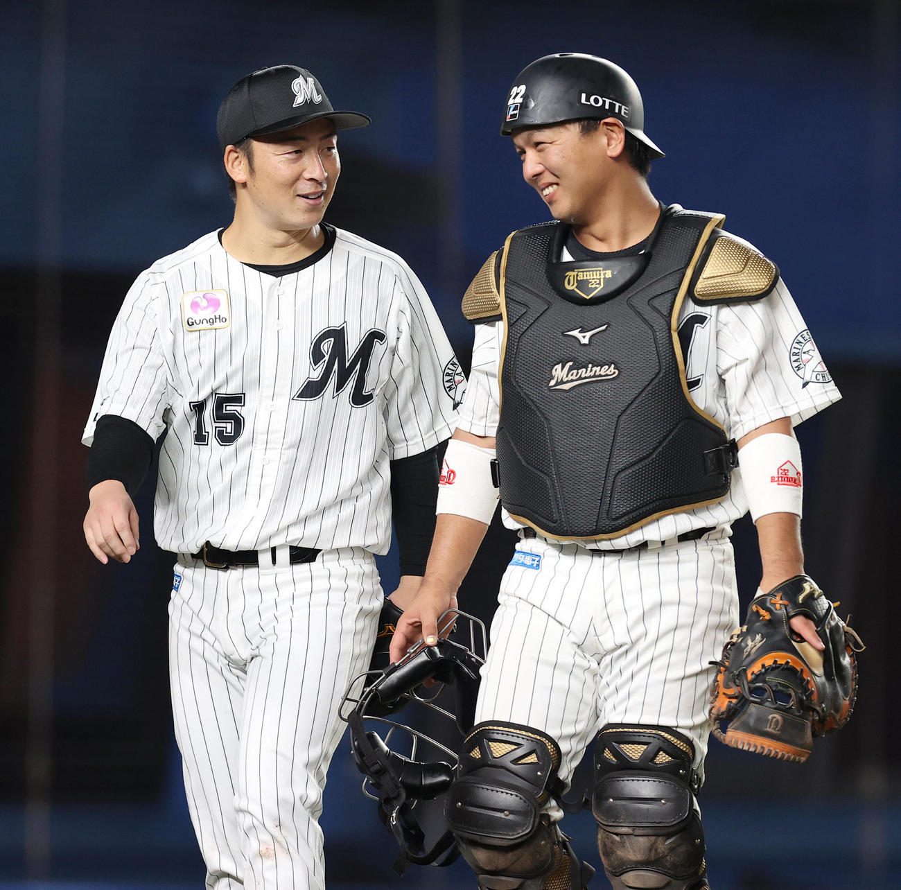 ロッテ対日本ハム　4回表日本ハムの攻撃を無失点に抑え笑顔で引き揚げるロッテ先発の美馬（左）と田村のバッテリー（撮影・垰建太）