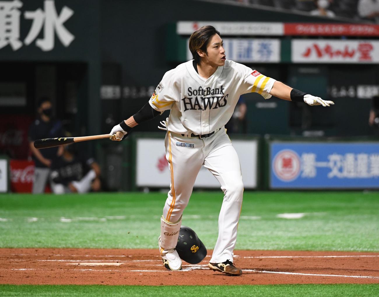 ソフトバンク対オリックス　6回裏ソフトバンク2死一、二塁、柳田はヘルメットを飛ばしながら右越えに逆転の3点本塁打を放つ（撮影・今浪浩三）