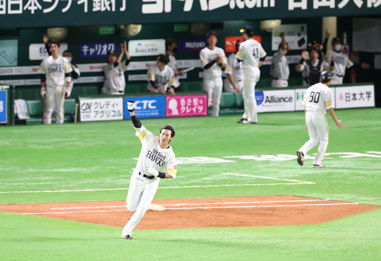 ソフトバンク対オリックス　6回裏ソフトバンク2死一、二塁、柳田悠岐は右越えに逆転となる3点本塁打を放ちガッツポーズ（撮影・梅根麻紀）