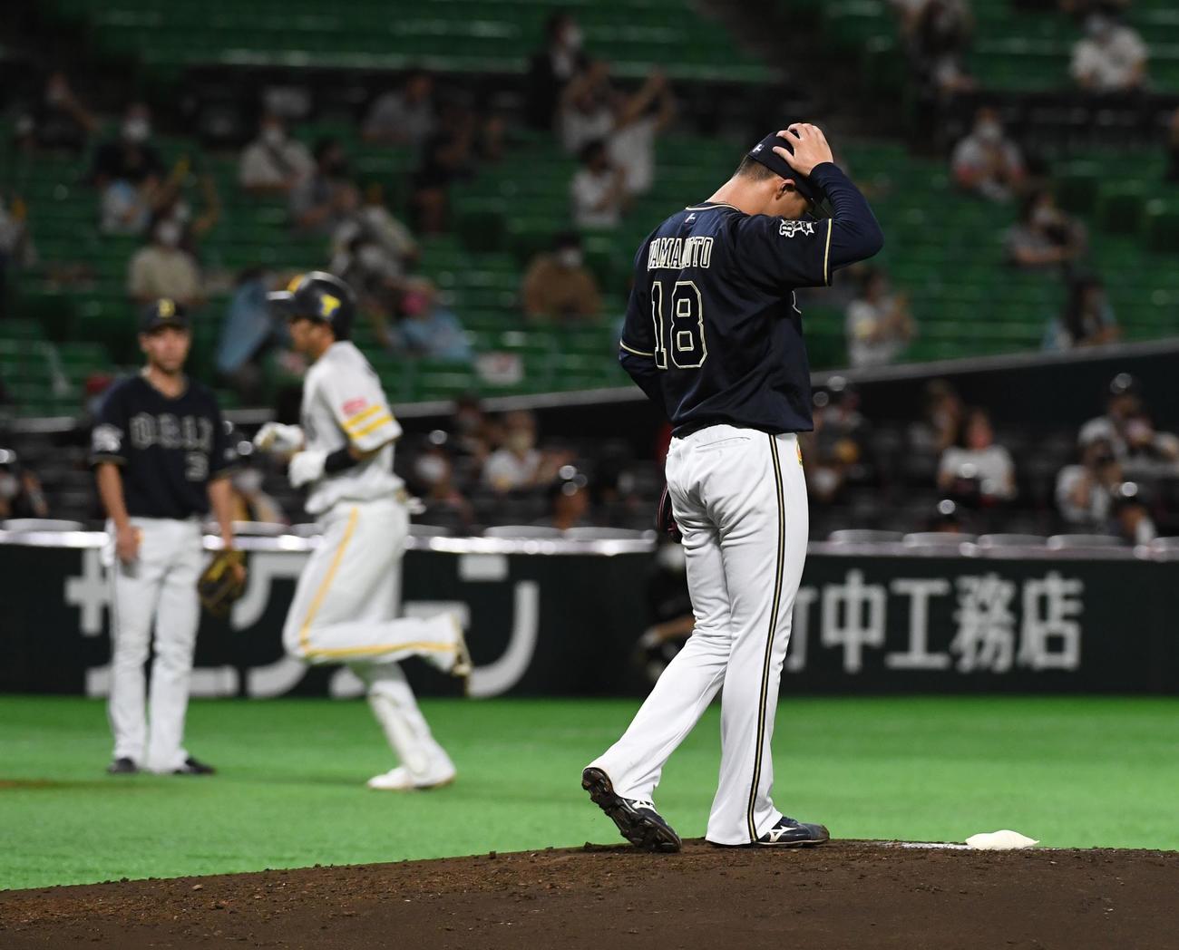 ソフトバンク対オリックス　2回裏ソフトバンク2死二塁、先発の山本は柳田に2点本塁打を浴びる（撮影・今浪浩三）