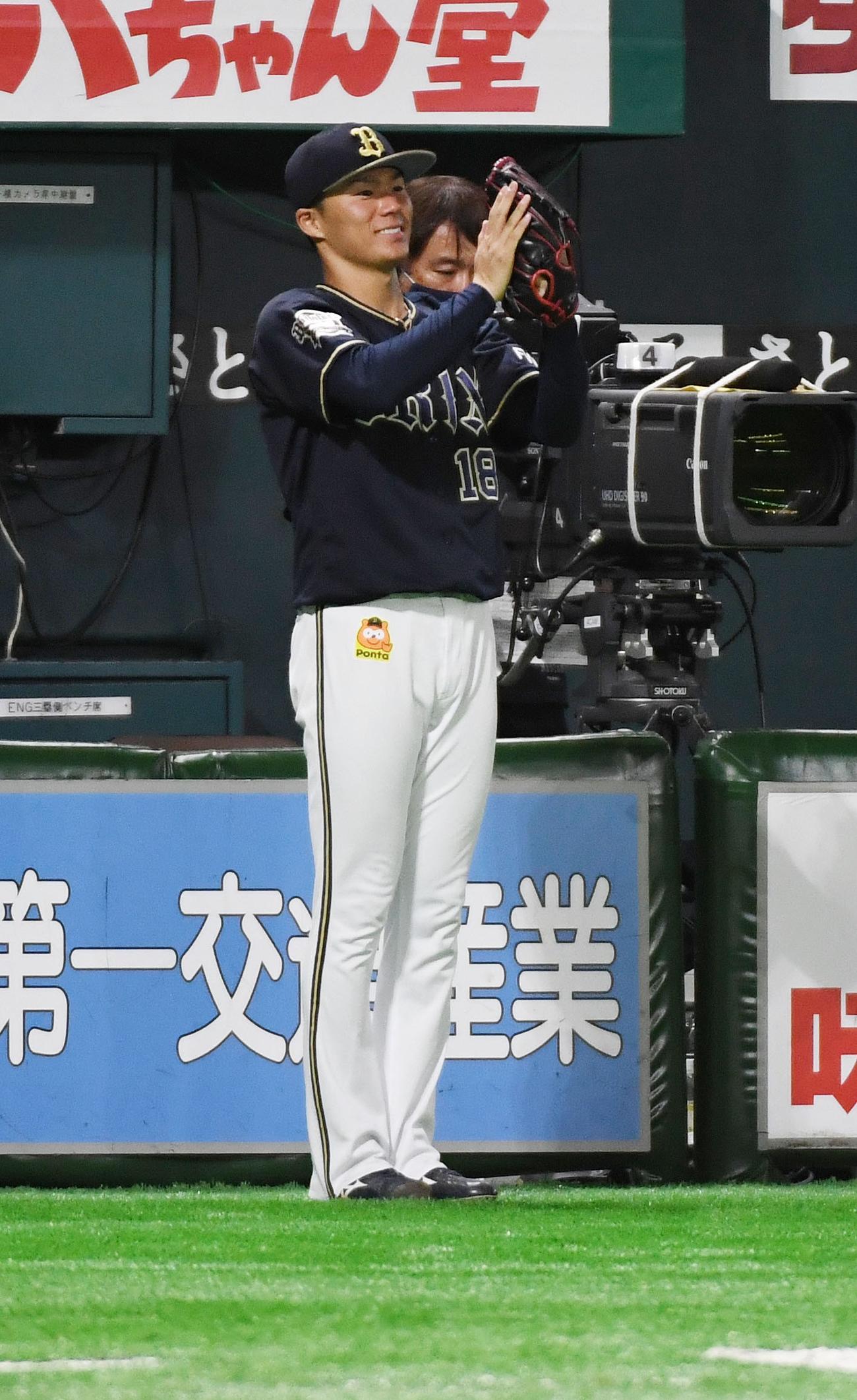 ソフトバンク対オリックス　5回表オリックス1死満塁、先発の山本はT－岡田が逆転の満塁本塁打を放ちベンチ前で拍手する（撮影・今浪浩三）