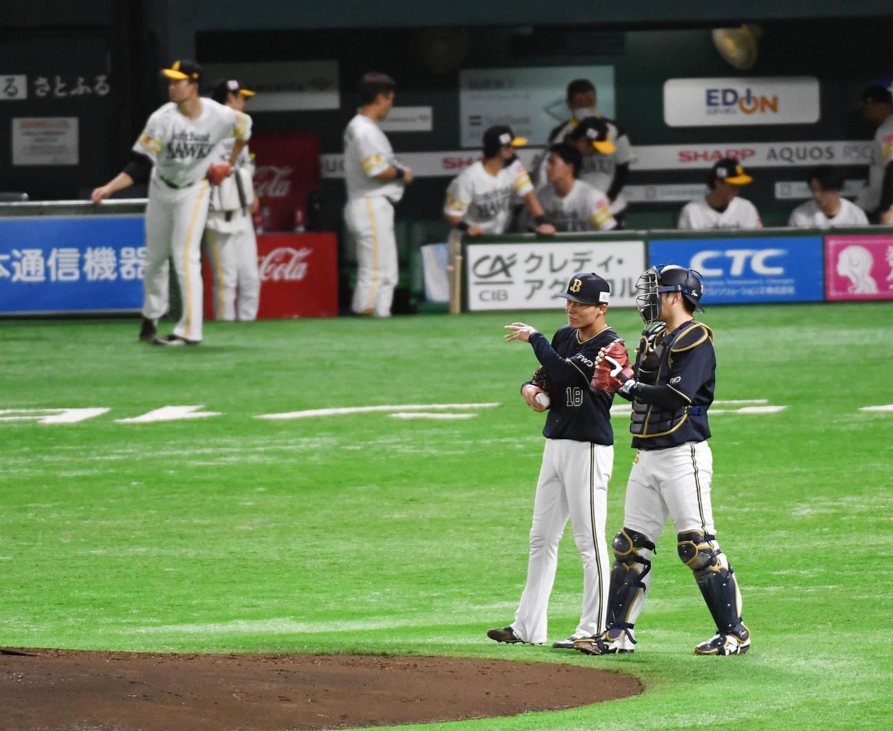 ソフトバンク対オリックス　1回裏に3失点し、捕手の若月とマウンドに戻る先発の山本（撮影・今浪浩三）