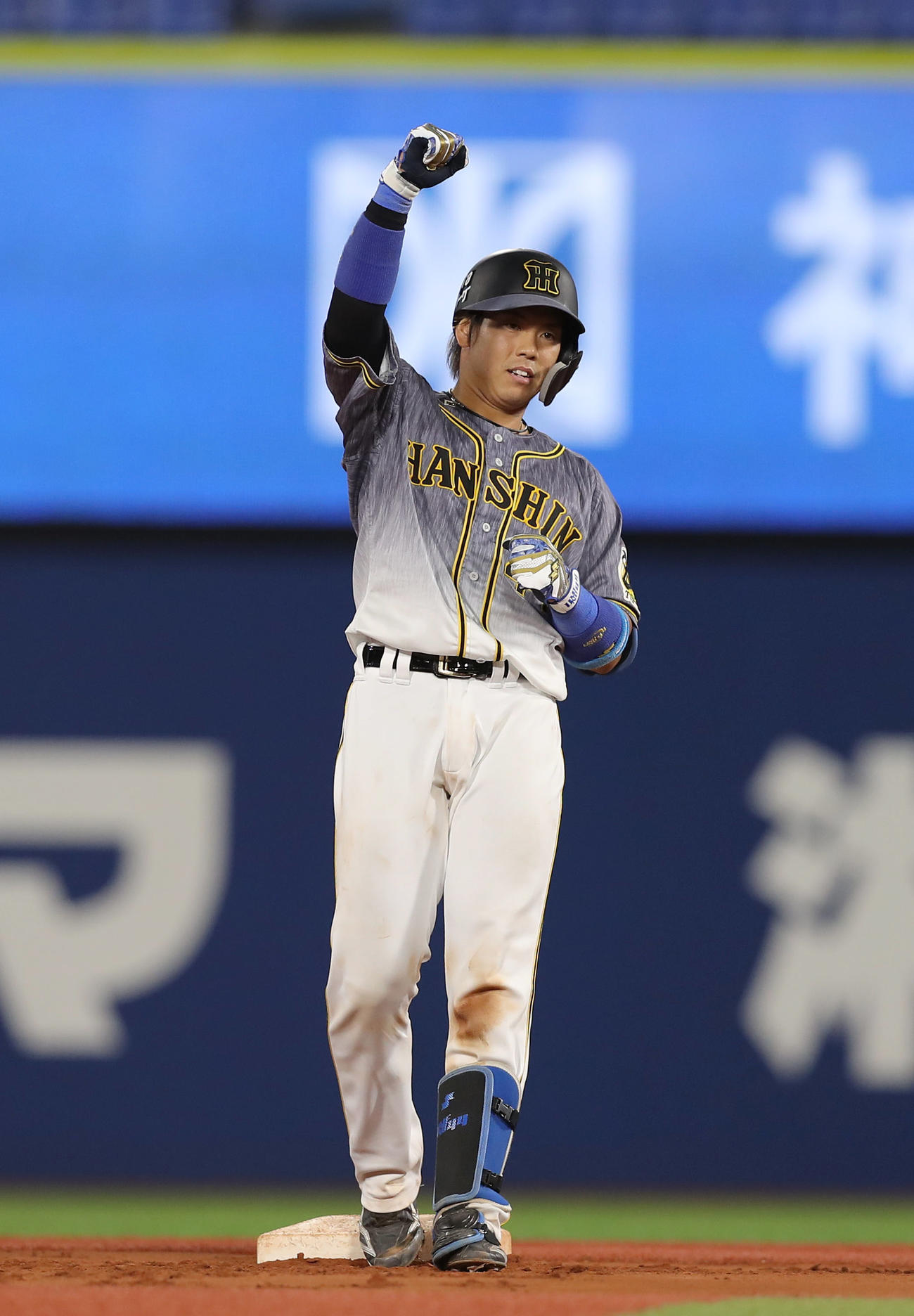 DeNA対阪神　6回表阪神2死一、二塁、左翼線に適時二塁打を放ちガッツポーズする梅野（撮影・前田充）