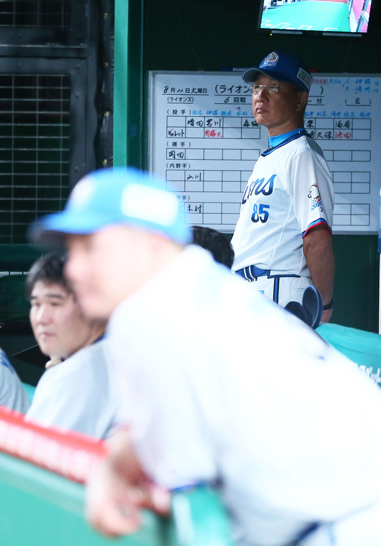 西武対楽天　厳しい表情で戦況を見つめる西武辻監督（後方）。手前左は中村、同右は山川（撮影・足立雅史）