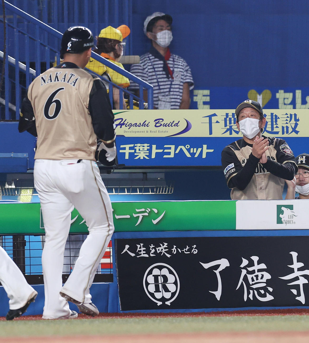 ロッテ対日本ハム　3回表日本ハム1死満塁、先制の犠飛を放った中田（6番）を拍手で出迎える栗山監督（撮影・垰建太）