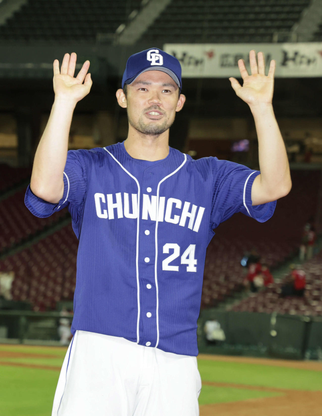 広島対中日　ファンに手を振る福谷（撮影・加藤孝規）