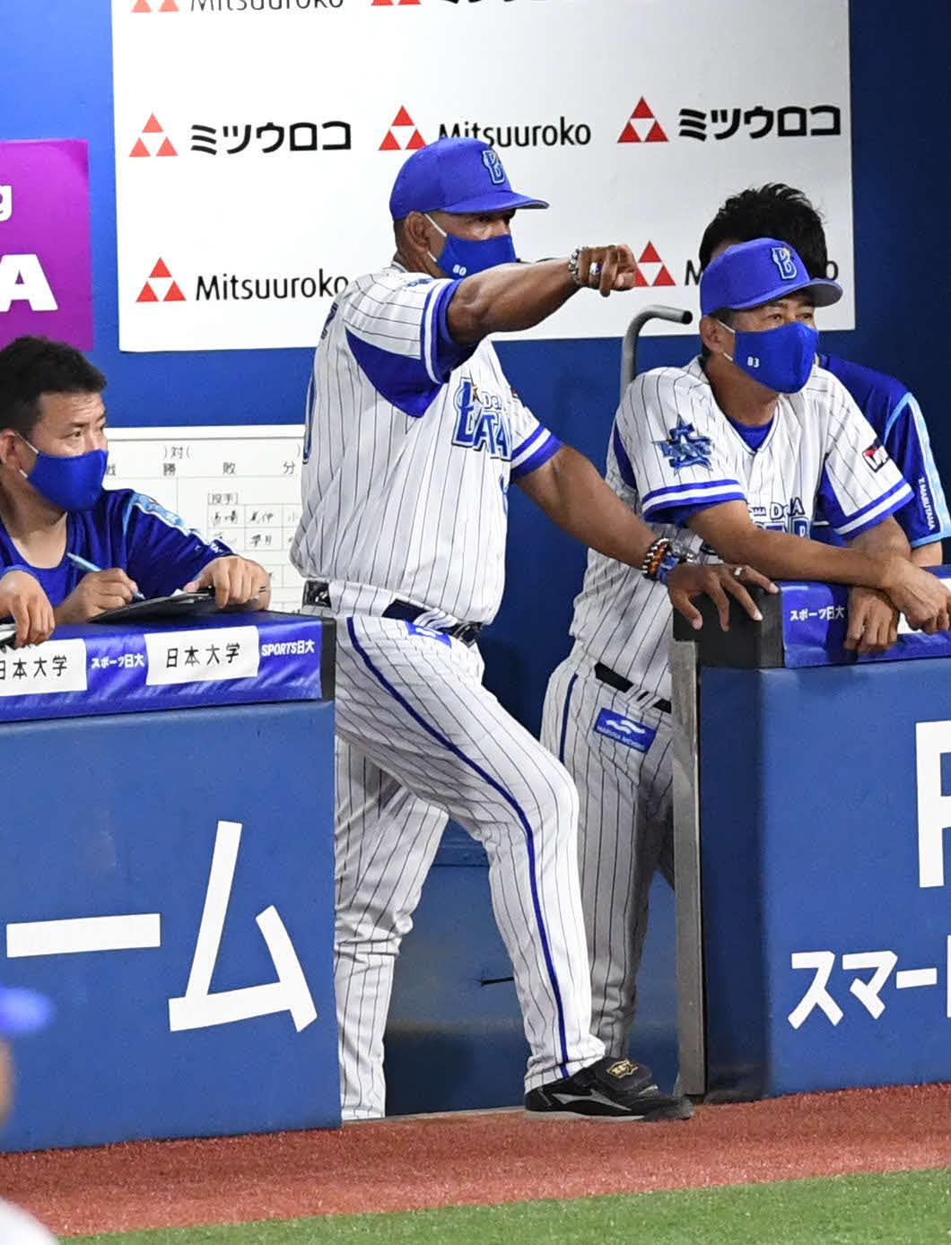 DeNA対阪神　6回表阪神2死二塁、ラミレス監督は申告敬遠でボーアを歩かせる（撮影・山崎安昭）