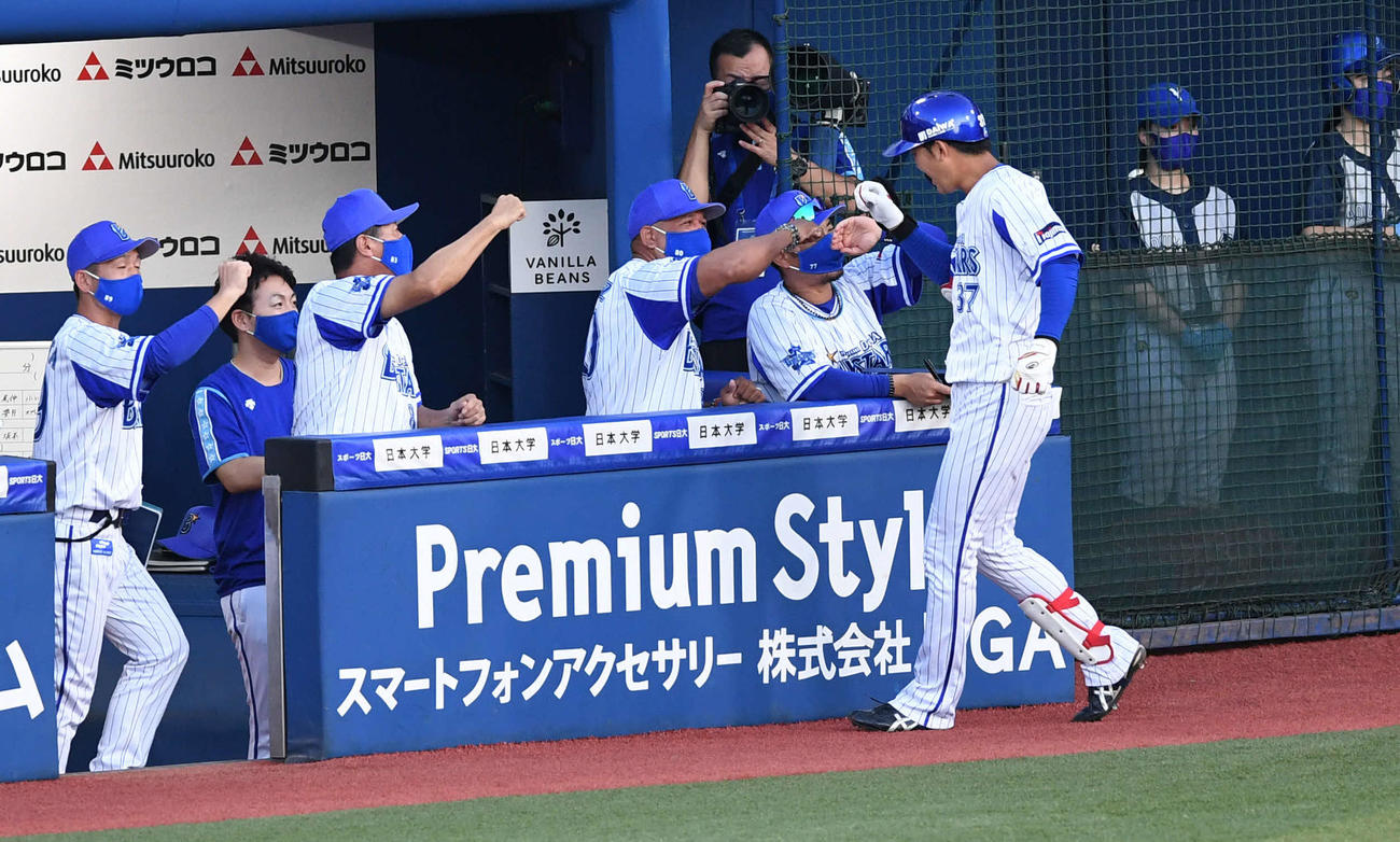 DeNA対阪神　1回裏DeNA1死、アレックス・ラミレス監督（左から4人目）はソロ本塁打を放った楠本とエアタッチ（撮影・山崎安昭）