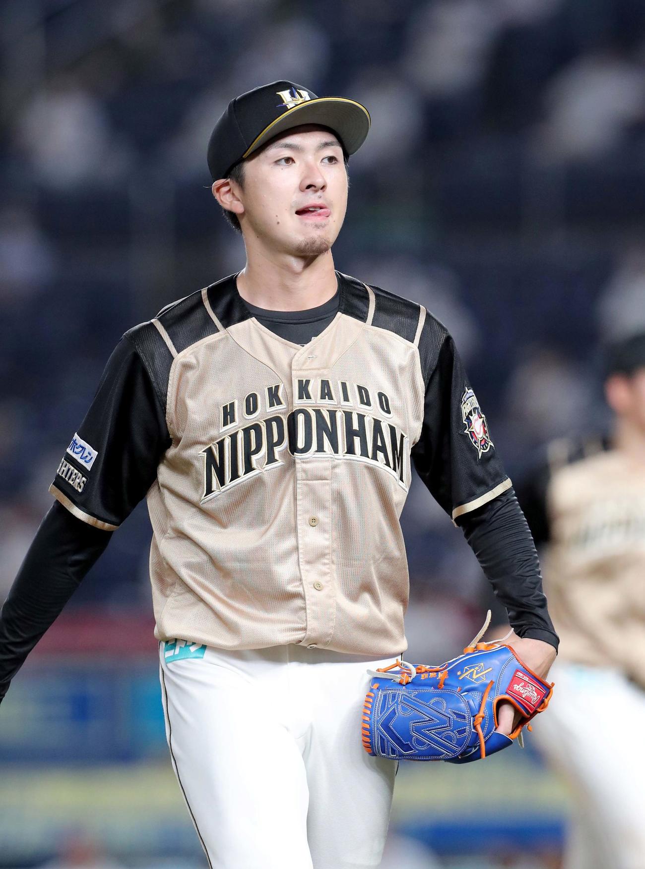 ロッテ対日本ハム　悔しいそうな表情でベンチに戻る日本ハム上沢（撮影・佐藤翔太）