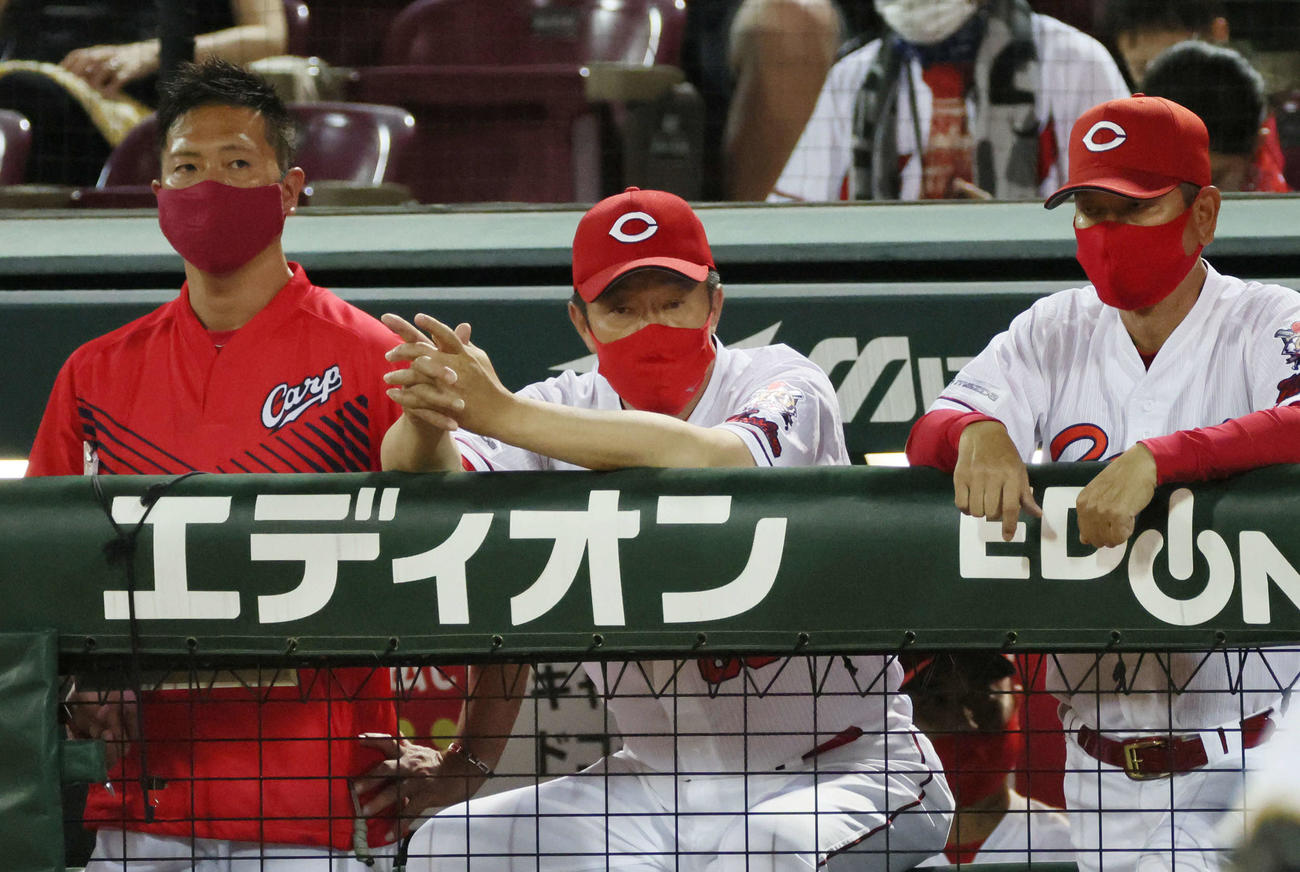 広島対中日　ベンチで険しい表情をみせる佐々岡監督（中央）（撮影・加藤孝規）
