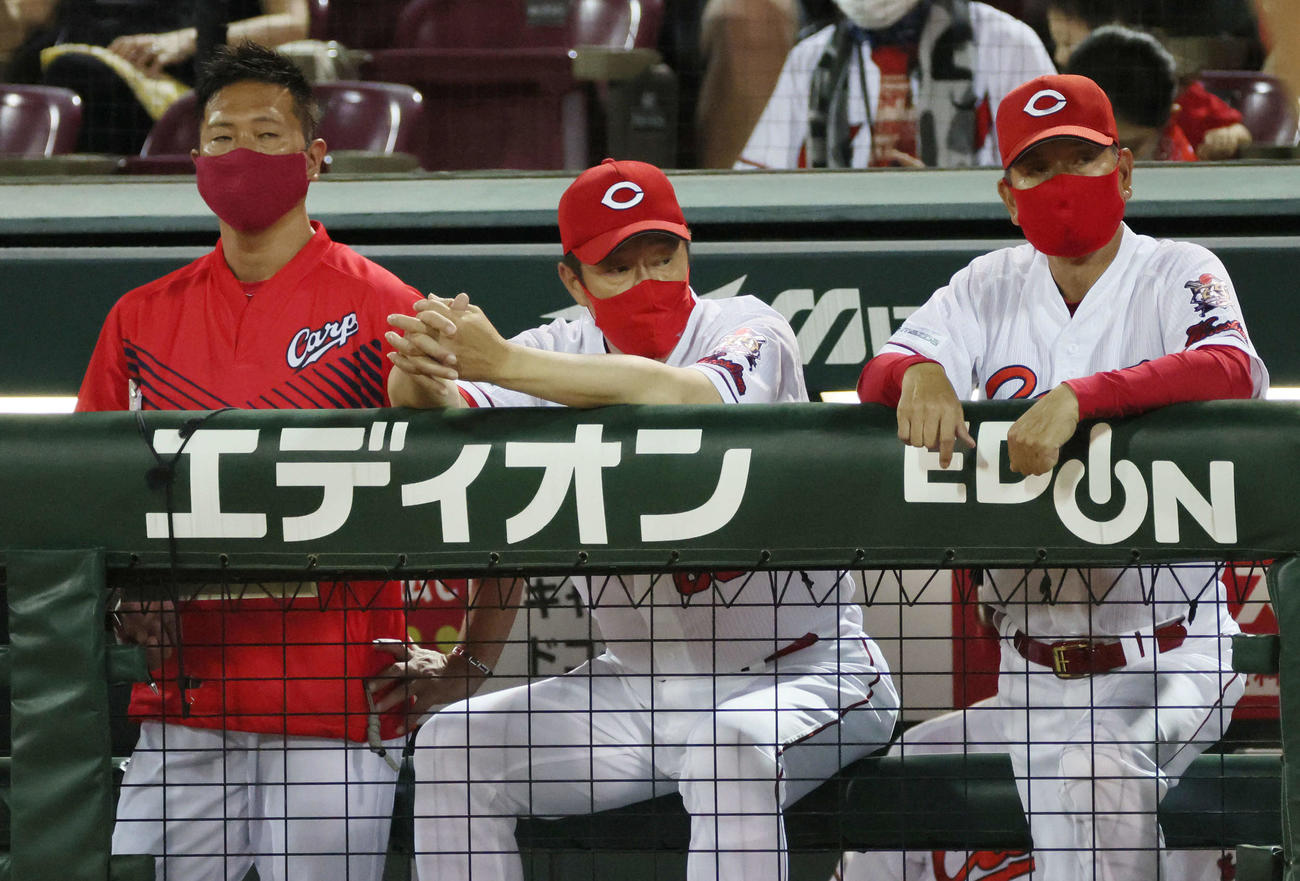 広島対中日　ベンチで険しい表情をみせる佐々岡監督（中央）（撮影・加藤孝規）
