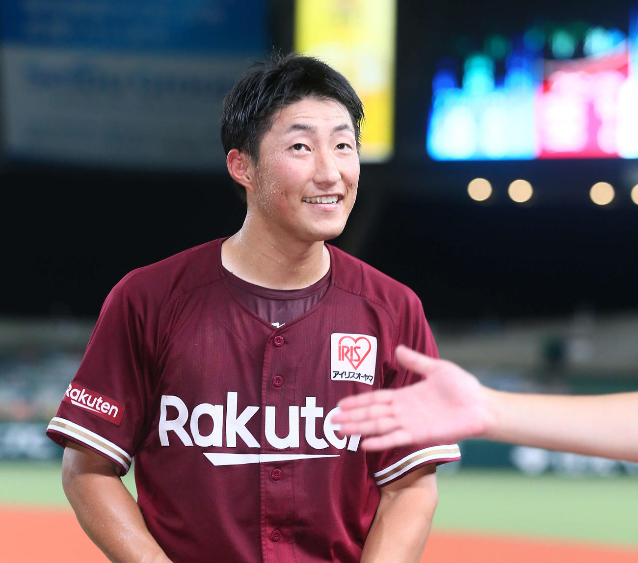 西武対楽天　この日のヒーローに紹介された楽天小深田はスタンドの声援に笑顔を見せる（撮影・足立雅史）