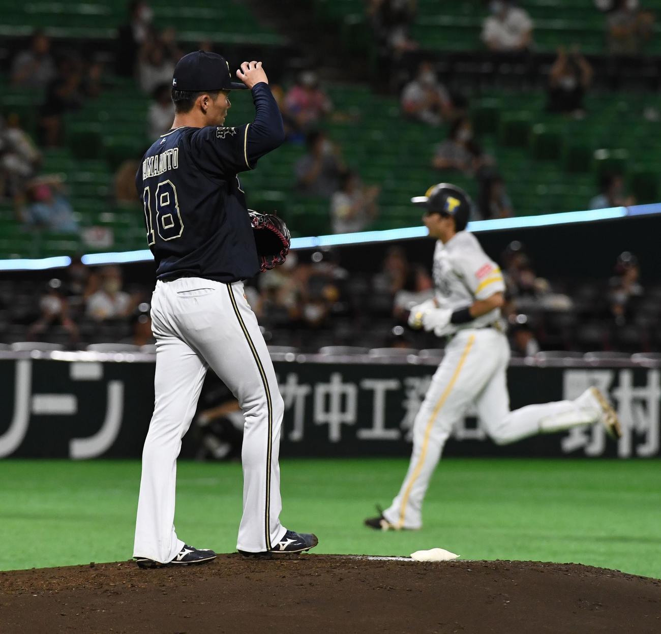 ソフトバンク対オリックス　2回裏ソフトバンク2死二塁、先発の山本は柳田に2点本塁打を浴びる（撮影・今浪浩三）