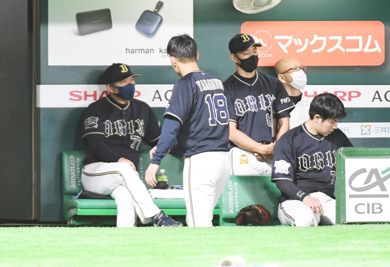 ソフトバンク対オリックス　控え室に戻る先発の山本、後方は西村監督（撮影・今浪浩三）