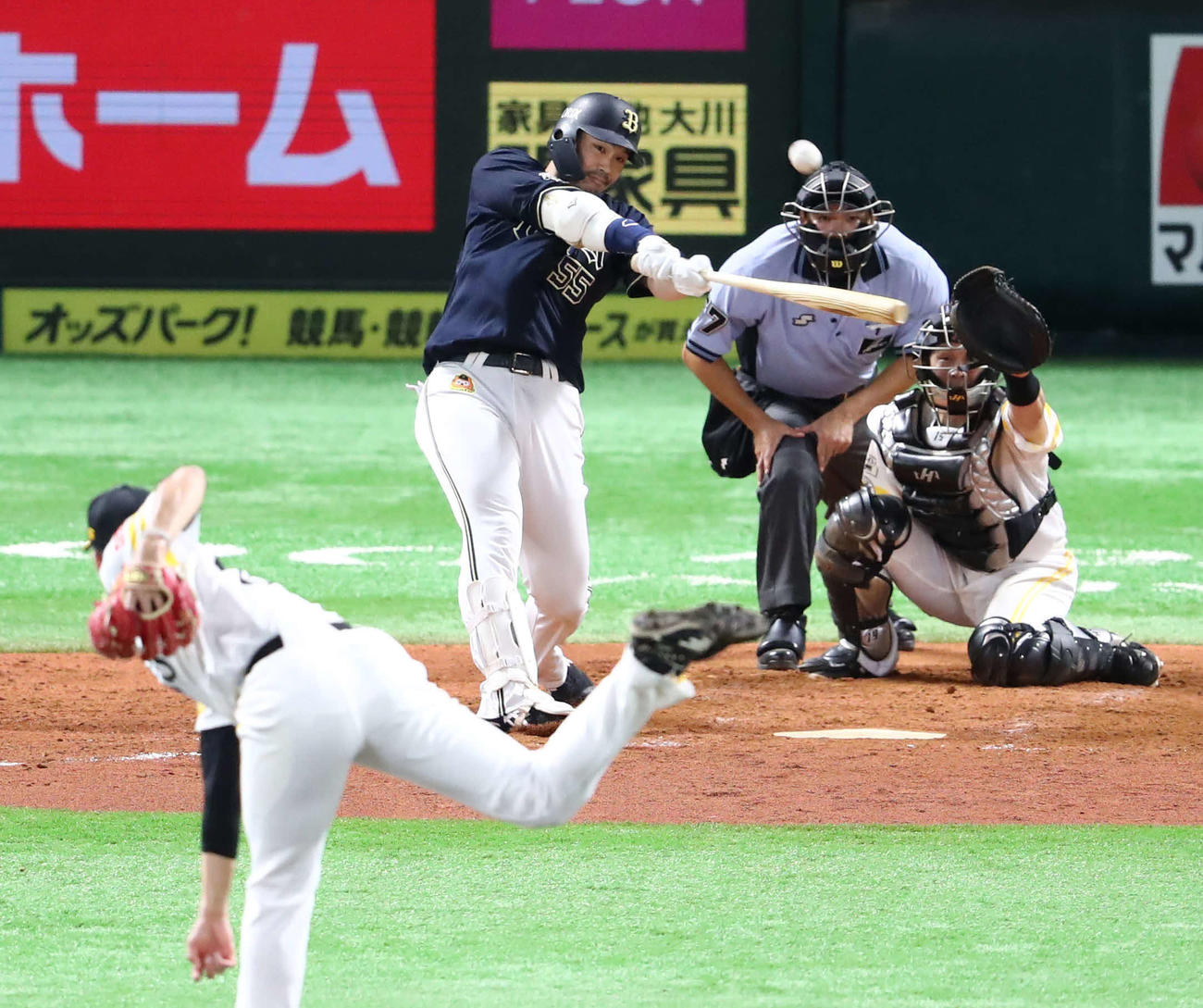 ソフトバンク対オリックス　5回表オリックス2死満塁、T－岡田は右中間に逆転となる満塁本塁打を放つ（撮影・梅根麻紀）