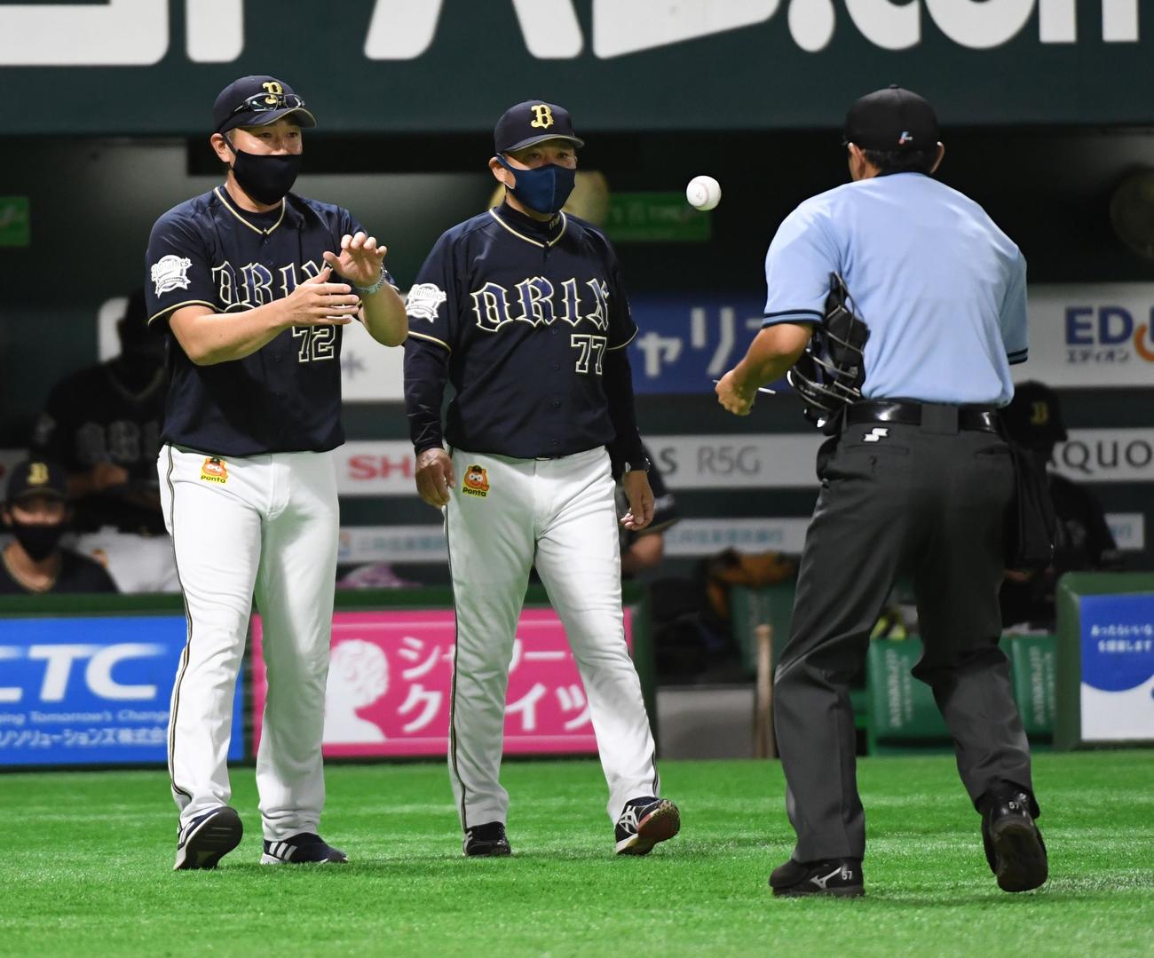 ソフトバンク対オリックス　投手交代を告げる西村徳文監督（中央）（撮影・今浪浩三）