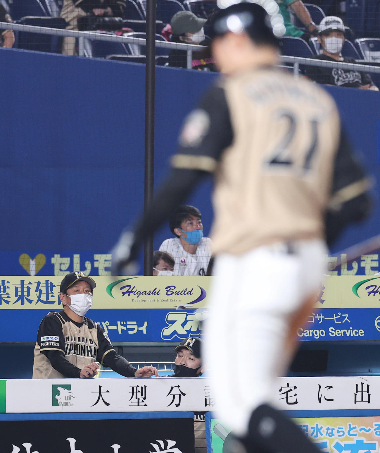 ロッテ対日本ハム　8回表日本ハム1死一塁、一邪飛に倒れ肩を落とす清宮（21番）を見つめる栗山監督（撮影・垰建太）