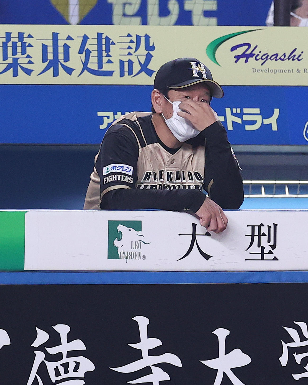 ロッテ対日本ハム　8回表日本ハム1死一塁、清宮が一邪飛に倒れベンチで渋い表情の栗山監督（撮影・垰建太）
