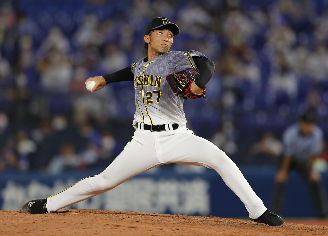 DeNA対阪神　9回裏、阪神3番手で登板する尾仲（撮影・前田充）