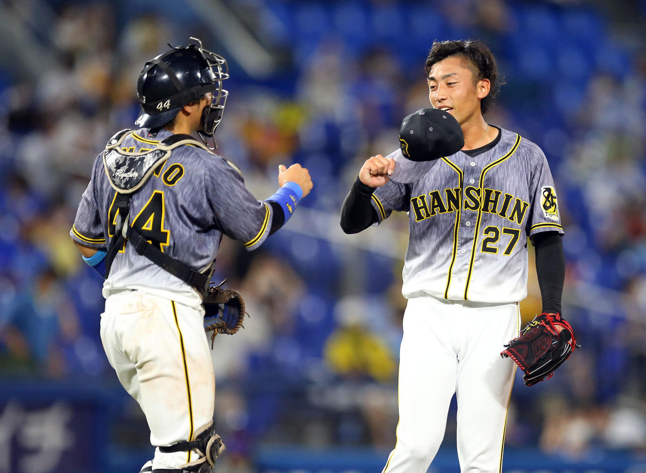 DeNA対阪神　勝利し、阪神梅野（左）と喜ぶ尾仲（撮影・大野祥一）