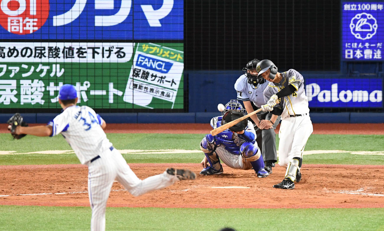 DeNA対阪神　9回表阪神2死一、三塁、熊谷は右翼へ適時二塁打を放つ。投手平田（撮影・山崎安昭）