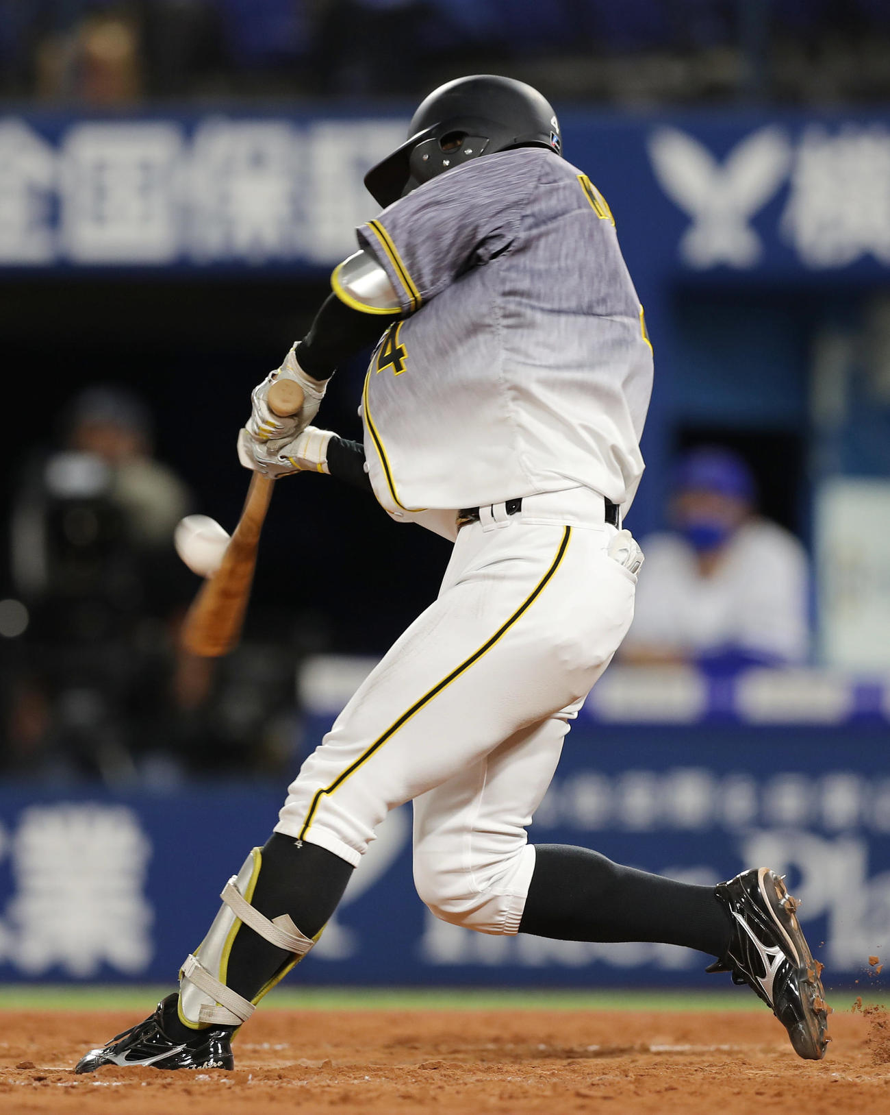 DeNA対阪神　9回表阪神2死一、三塁、右翼へ適時二塁打を放つ熊谷（撮影・前田充）