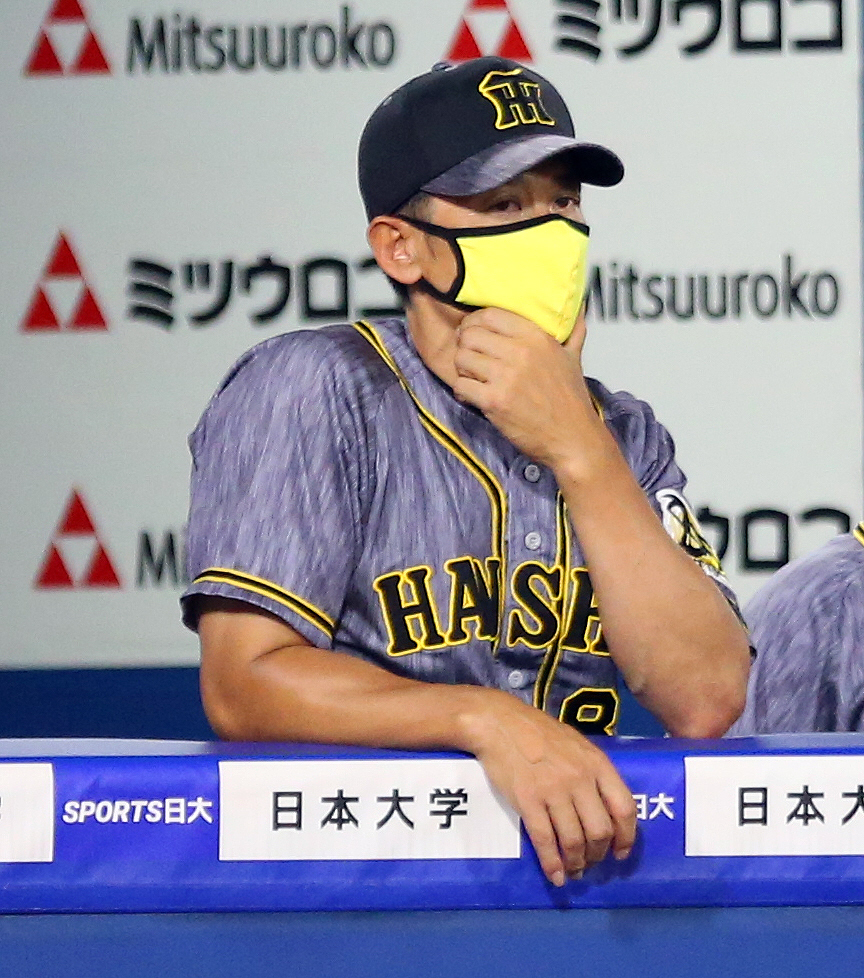 DeNA対阪神　6回表、黄色いマスクを付け試合を見守る阪神矢野監督（撮影・大野祥一）