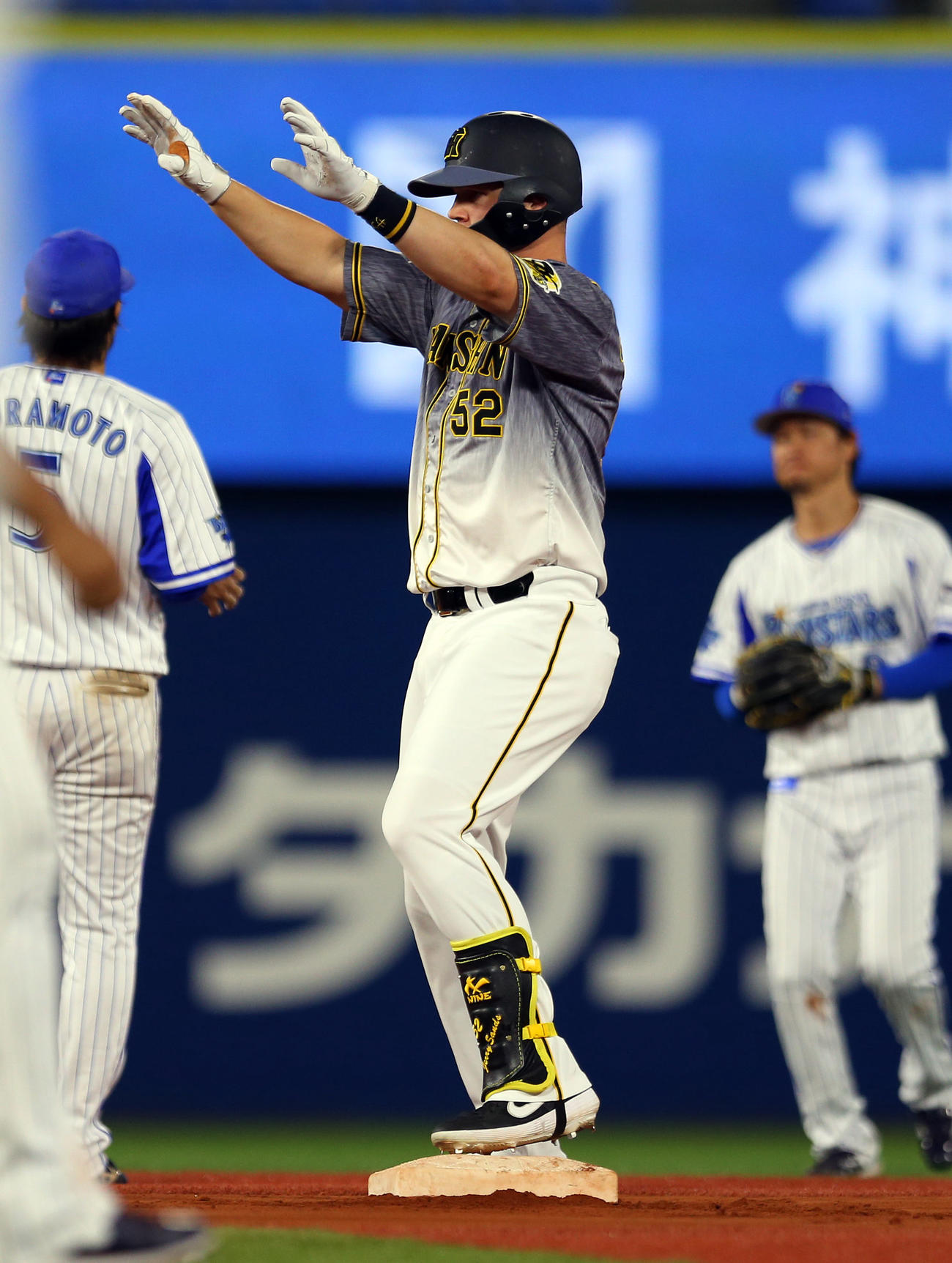 DeNA対阪神　6回表阪神1死三塁、左中間を破る適時二塁打を放ち喜ぶサンズ（撮影・大野祥一）
