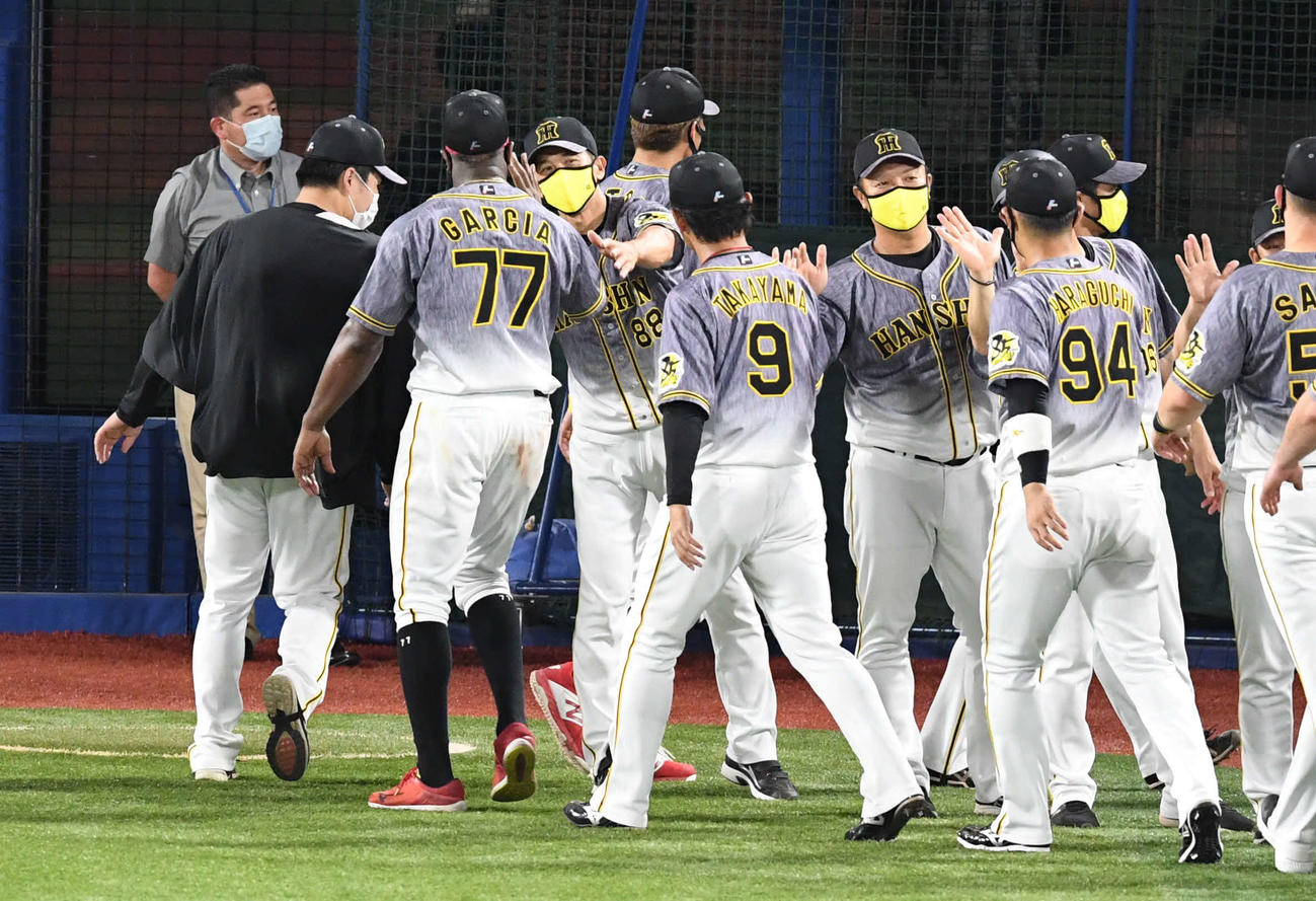 DeNA対阪神　今季初勝利の阪神ガルシア（左から3人目）をねぎらう矢野監督（同4人目）（撮影・山崎安昭）