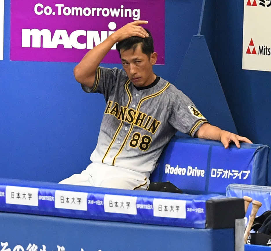 DeNA対阪神　マスクを外してひと息つく阪神矢野監督（撮影・山崎安昭）