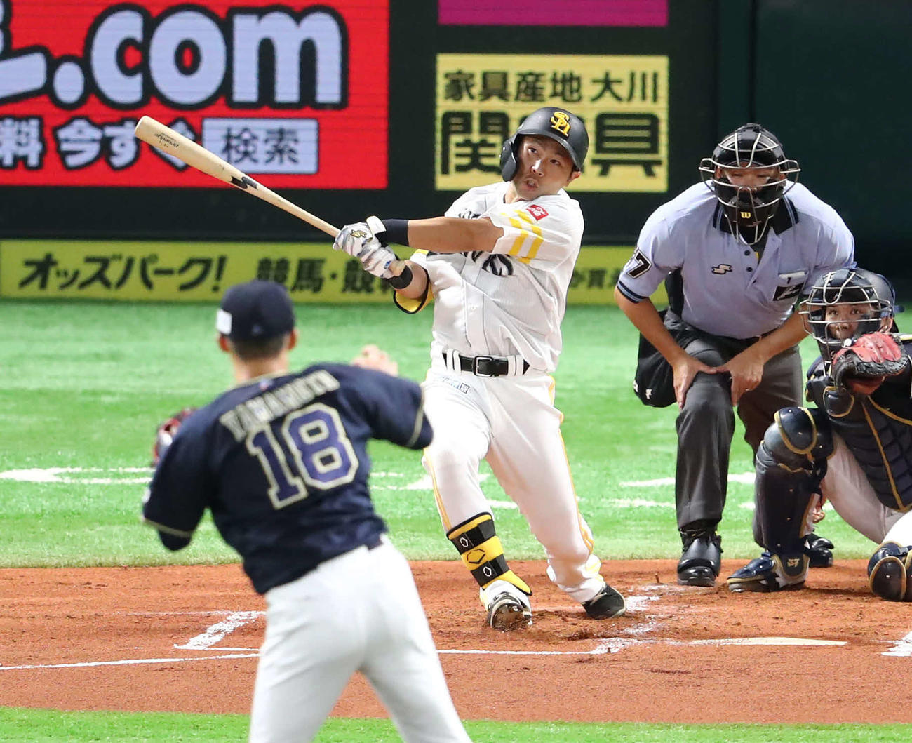 ソフトバンク対オリックス　1回裏ソフトバンク1死一塁、中村晃は右越えに先制2点本塁打を放つ（撮影・梅根麻紀）