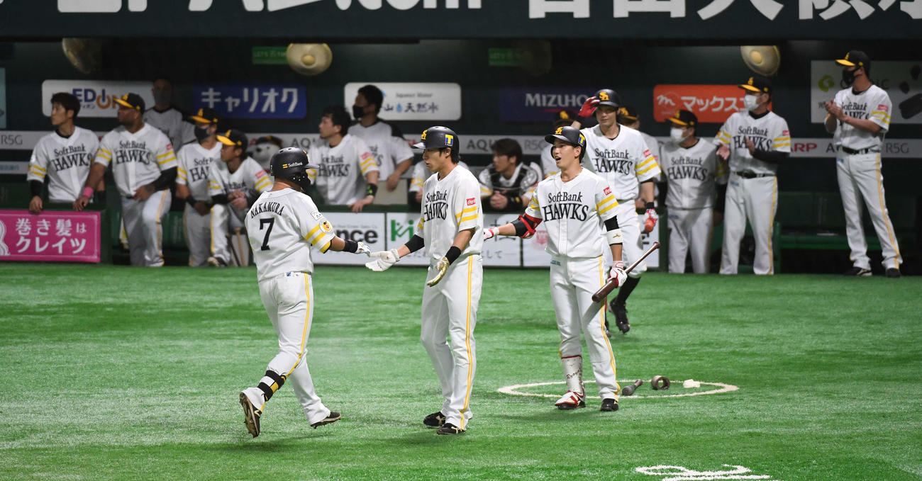 ソフトバンク対オリックス　1回裏ソフトバンク1死一塁、中村晃は右越えに先制の2点本塁打を放ち柳田らナインに迎えられる（撮影・今浪浩三）