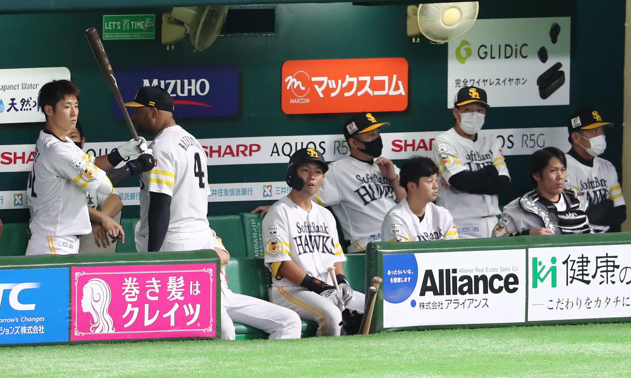 ソフトバンク対オリックス　1回裏ソフトバンク1死一塁、中村は右越えに先制2点本塁打を放つが、リクエスト判定になったためヘルメットを被りベンチで待つ（撮影・梅根麻紀）