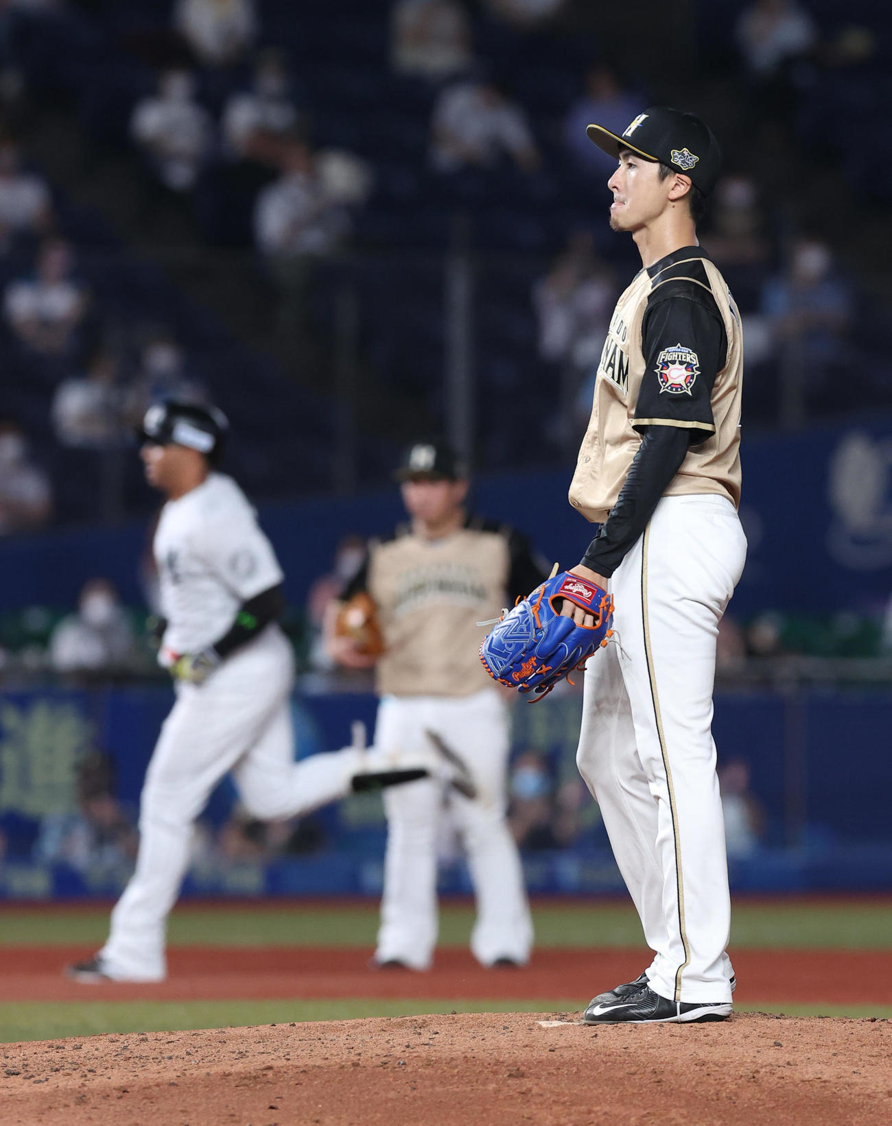 ロッテ対日本ハム　5回裏ロッテ2死一、三塁、マーティン（左）に逆転の3点本塁打を浴び悔しそうな表情の上沢（撮影・垰建太）
