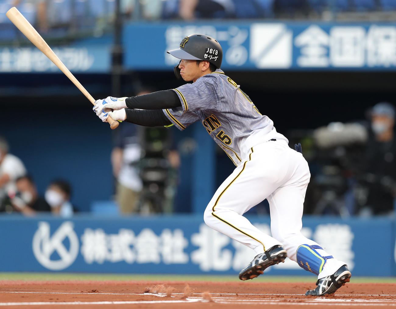 DeNA対阪神　1回裏阪神無死、右中間へ二塁打を放つ近本（撮影・前田充）