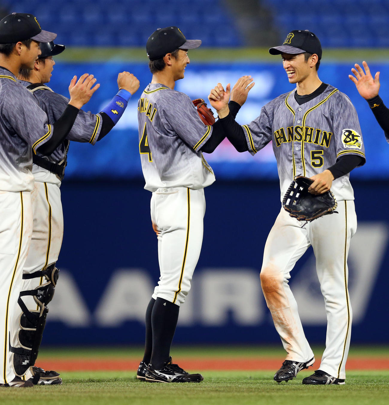 DeNA対阪神　勝利し、笑顔で仲間と喜ぶ阪神近本（右）（撮影・大野祥一）
