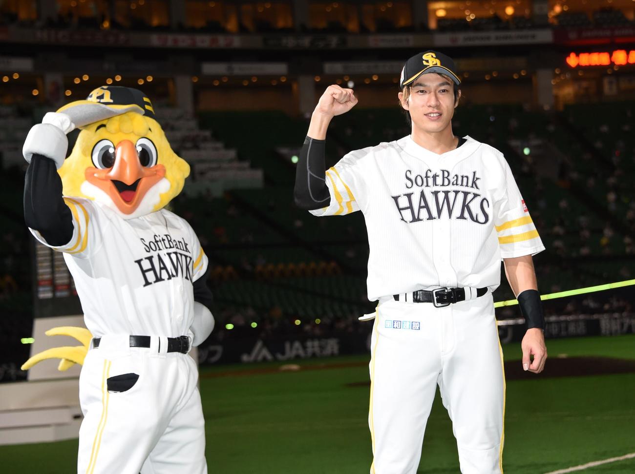 ソフトバンク対オリックス　ハリーホークとガッツポーズをする2本塁打の柳田悠岐（撮影・今浪浩三）
