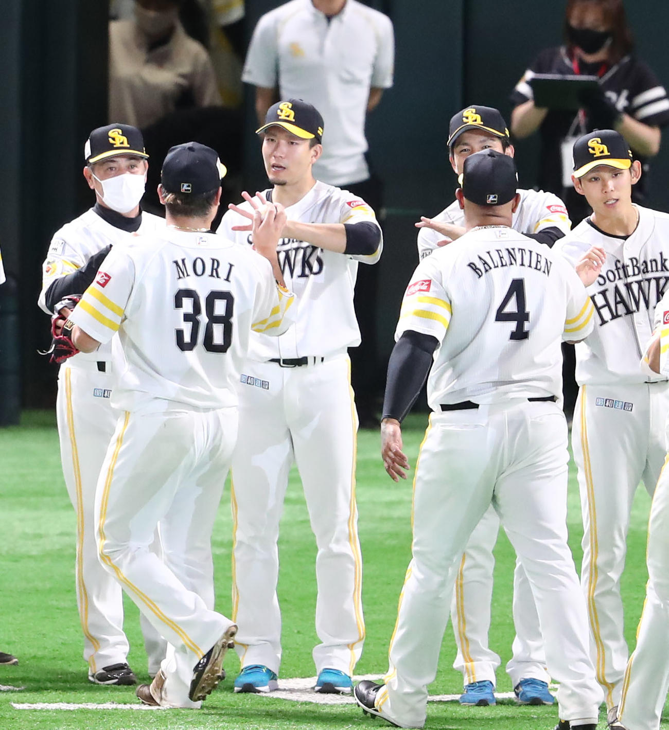 ソフトバンク対オリックス　勝利投手となった千賀滉大はナインを出迎える（撮影・梅根麻紀）
