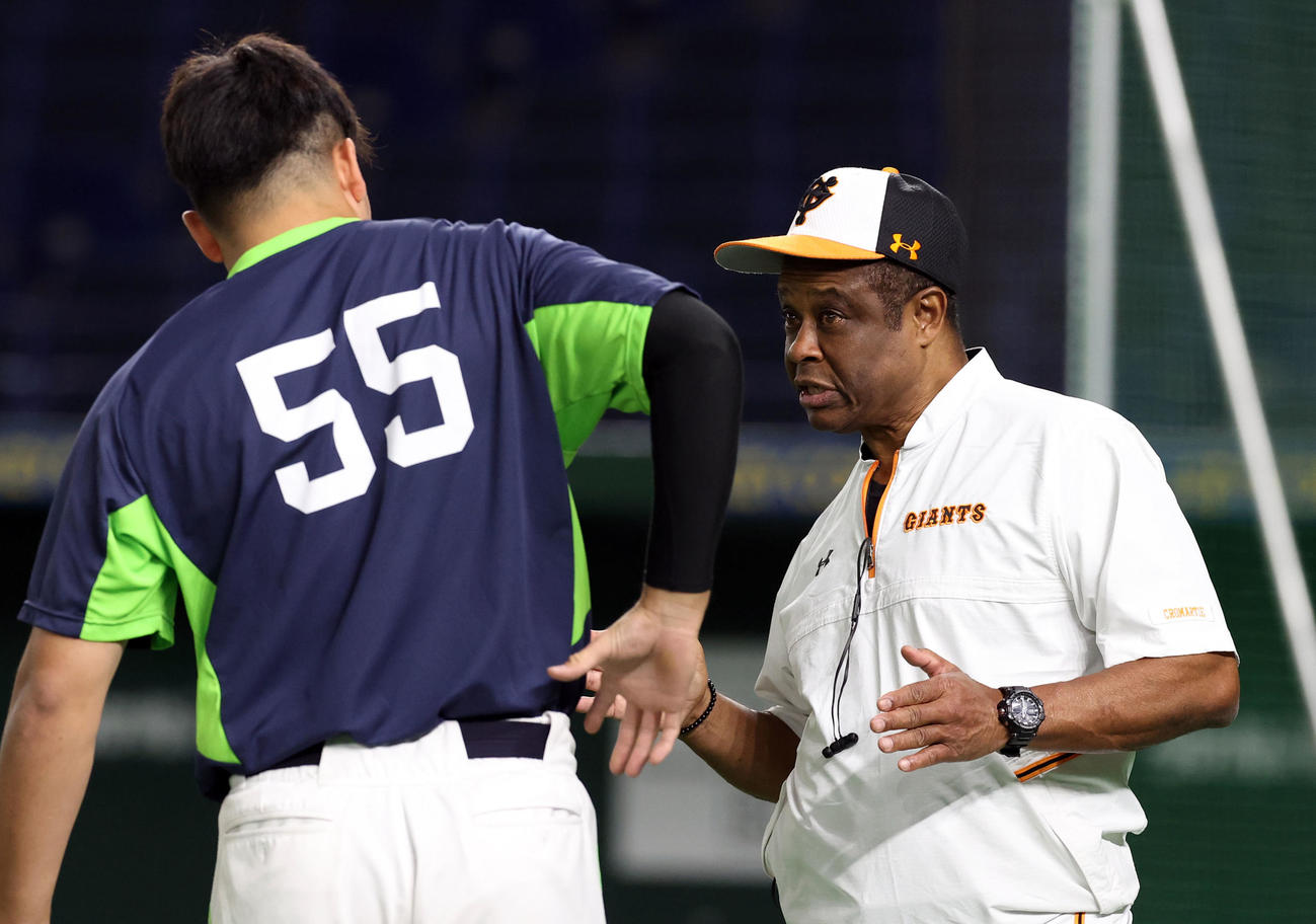 巨人対ヤクルト　村上（左）にアドバイスするクロマティー（撮影・狩俣裕三）