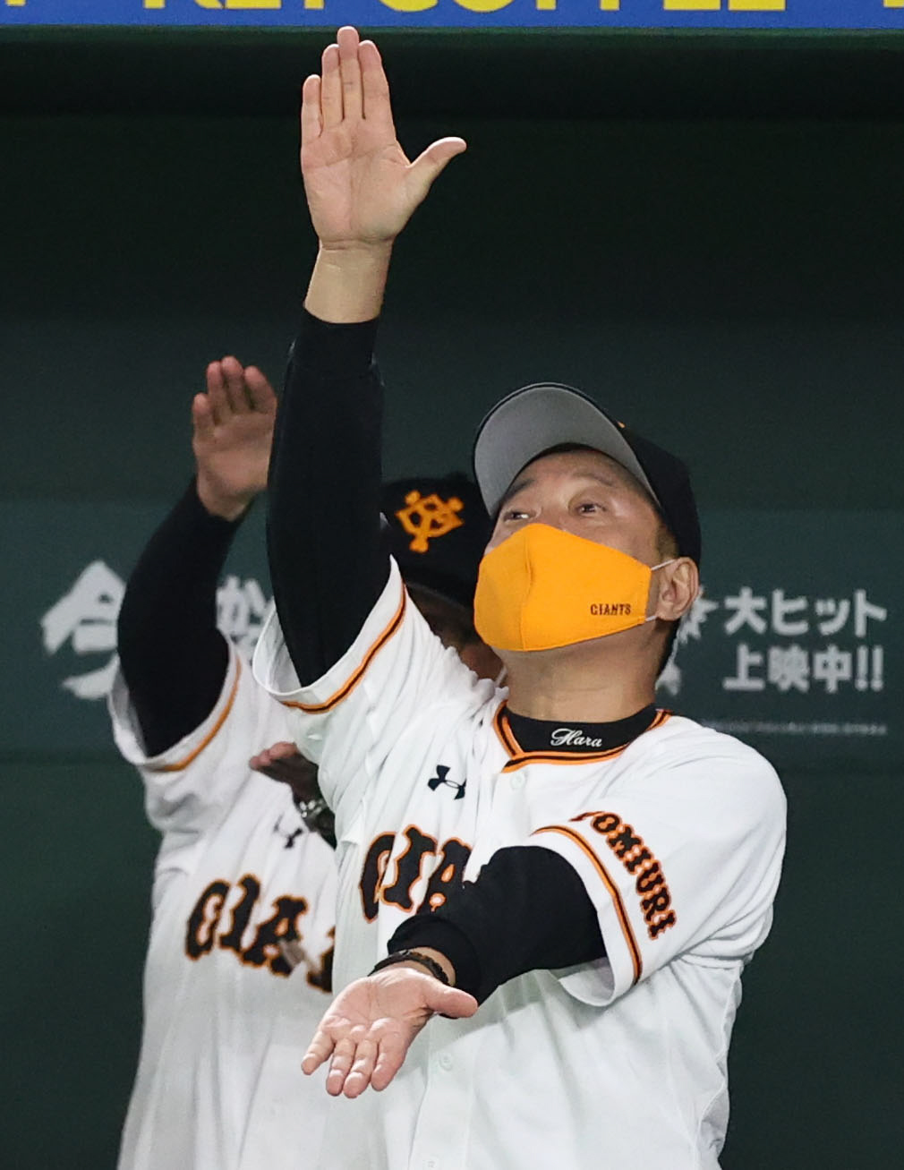 巨人対ヤクルト　2回裏巨人2死、ソロ本塁打を放ったパーラをシャークダンスで迎える原監督（撮影・狩俣裕三）