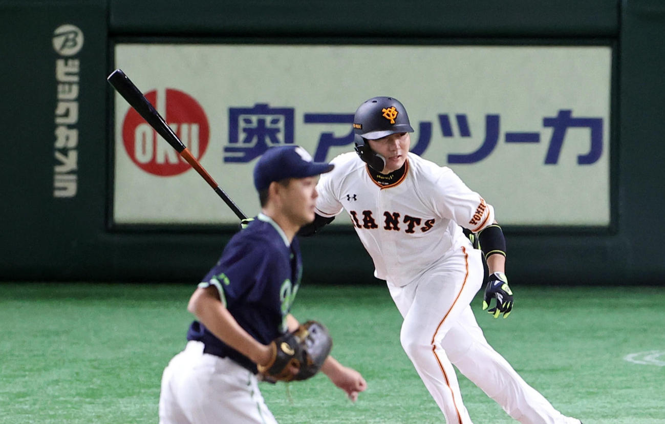 巨人対ヤクルト　8回裏巨人2死二塁、丸は左適時二塁打を放つ。投手中沢（撮影・浅見桂子）