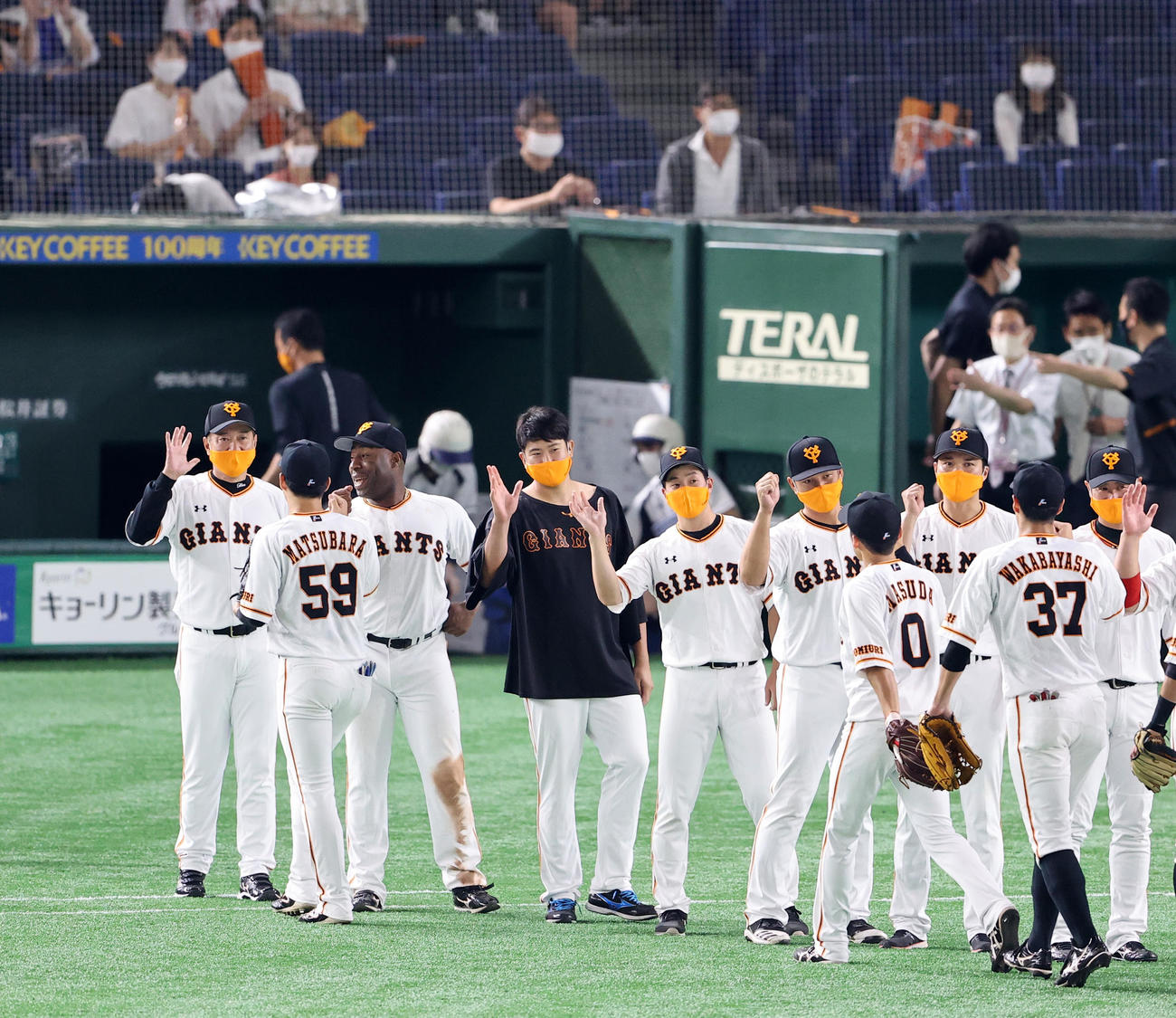巨人対ヤクルト　自身初の7連勝を決めた菅野（中央）はナインとハイタッチ。左は原監督（撮影・浅見桂子）