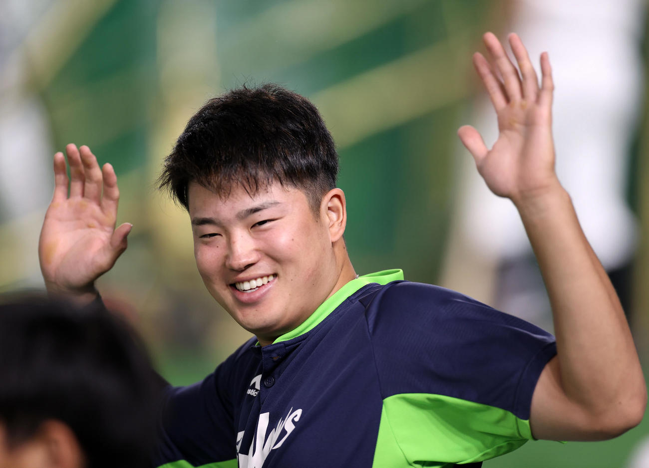 巨人対ヤクルト　試合前、笑顔でウオーミングアップをする村上（撮影・狩俣裕三）